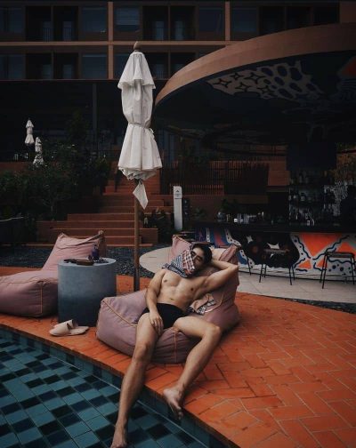 An image in Pizh's male escort portfolio
